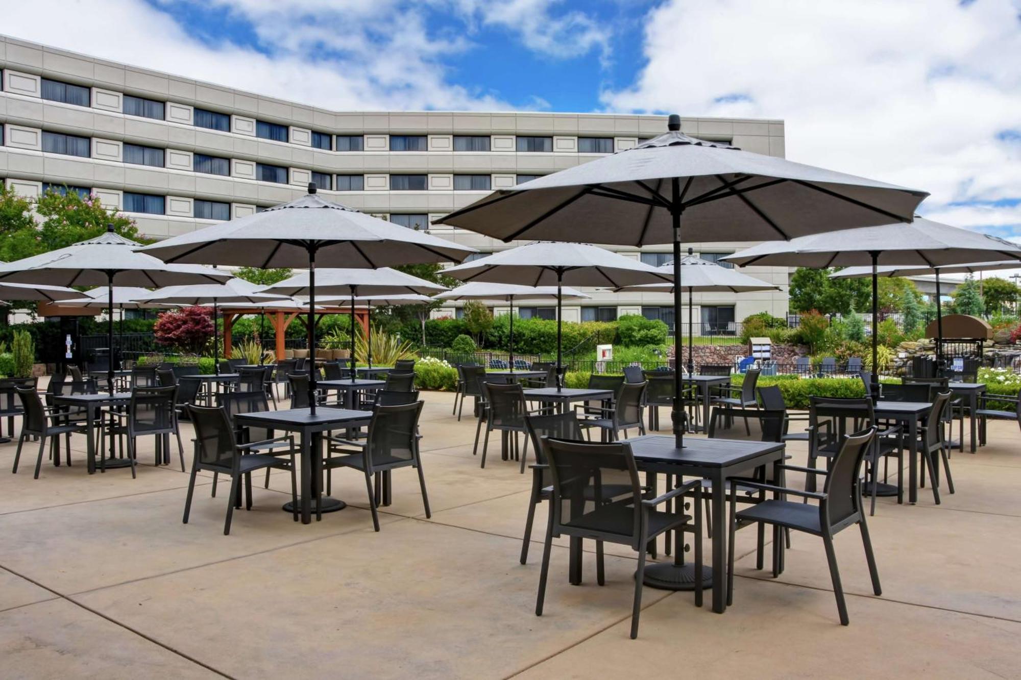 Doubletree By Hilton Pleasanton At The Club Hotel Esterno foto